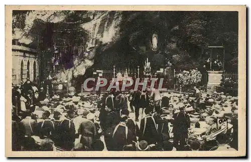 Cartes postales Lourdes Les Malades Devant La grotte Miraculeuse