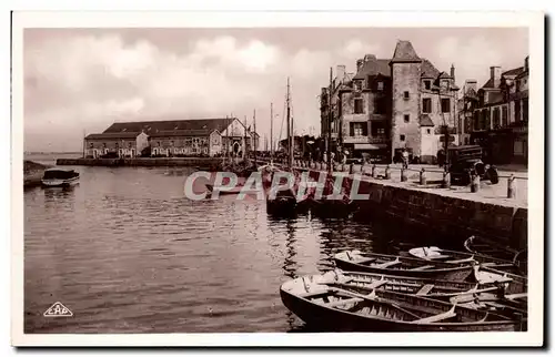 Ansichtskarte AK Le Croisic Le Port Et La Poissonnerie Bateaux