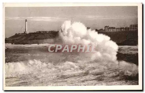 Ansichtskarte AK Biarritz De Vagues Dans Le Fond Le Phare