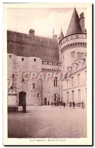 Ansichtskarte AK Sully sur Loire Le Chateau Feodal Cour interieur Entree du Donjon