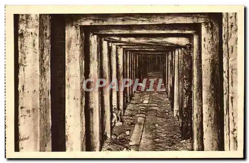 Ansichtskarte AK Fort de Vaux Gaine conduisent au mur de contrescarpe Militaria