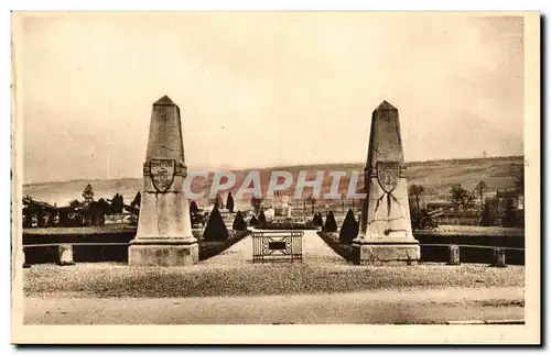 Ansichtskarte AK Verdun Le Cimetiere Militaire du Faubourg Pave au centre duquel se trouve la Tombe des Sept Sold