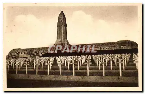 Cartes postales Cimetiere National de Douaumont devant L&#39ossuaire Militaria