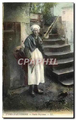 Cartes postales Types D'Auvergne Vieille Paysanne Folklore Fileuse