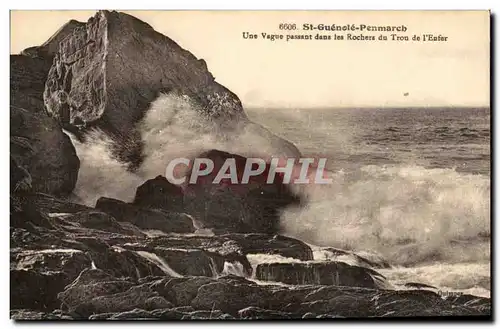 Ansichtskarte AK St Guenole Penmarch Une vague passant dans les Rochers du Trou de l&#39Enfer