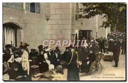 Cartes postales Lourdes Malades Devant Les Piscines