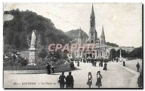 Cartes postales Lourdes La Place De La Basilique