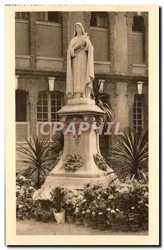 Ansichtskarte AK La Statue de Sainte Therese de l&#39Enfant jesus Jans la cour d&#39Entree du Carmel de Lisieux