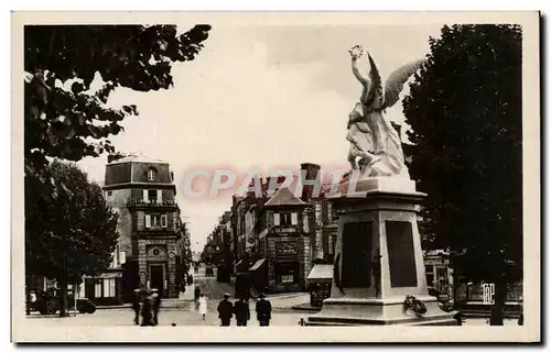 Cartes postales moderne Avranches Monument aux Morts et la Rue de la Constitution