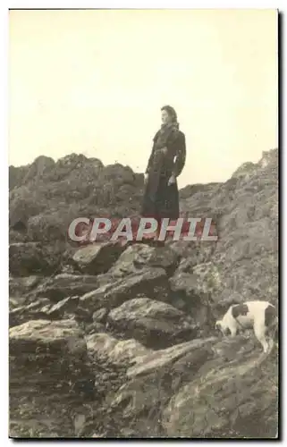 CARTE PHOTO Femme et chien sur les rochers