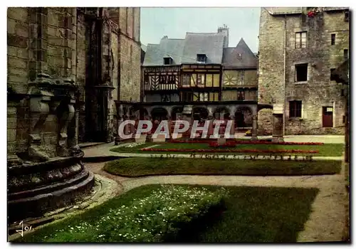 Cartes postales moderne La Bretagne En Couleurs Vannes Le Cloitre Renaissance la cathedrale et les maisons a colombages