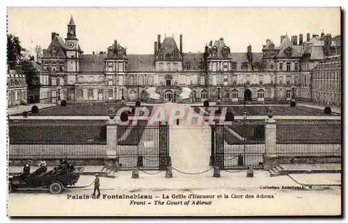 Cartes postales Palais de Fontainebleau La Grille d&#39Honneur et la Cour des Adieux Automobile