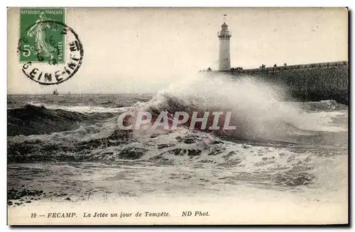 Cartes postales Fecamp La Jetee un jour de Tempete phare