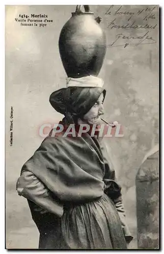 Cartes postales Morlaix vieille Porteuse d&#39Eau Fumant La Pipe Folklore Costume