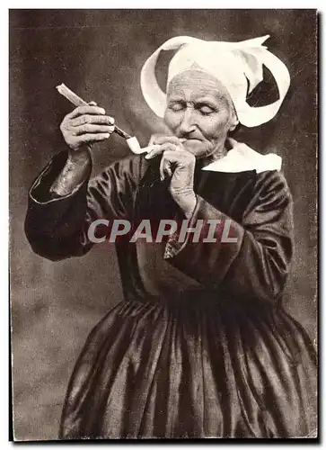 Cartes postales moderne La Vieille Fumeuse De Pipe Folklore costume