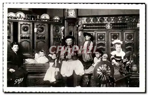 Cartes postales moderne Autour Des Lits Clos Bretons La gentille petite famille Folklore Costume