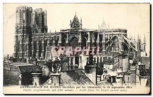 Ansichtskarte AK Cathedrale De Reims incendiee par les Allemands le facade longitudinale Militaria