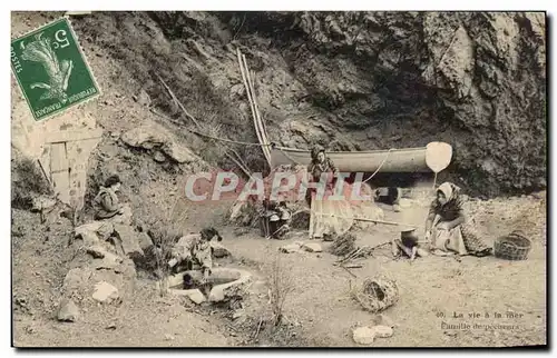 Cartes postales La Vie A La Mer Famille De Pecheurs folklore Costume