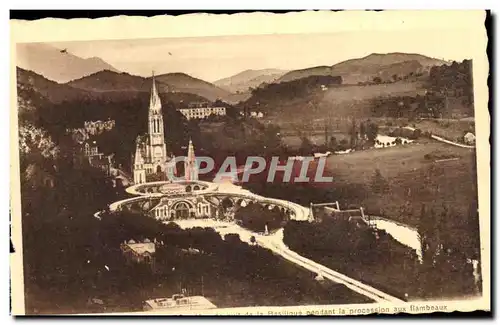 Ansichtskarte AK Lourdes LeBasilique pendant la Procession aux fiambeaux