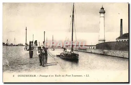 Ansichtskarte AK Ouistreham Passage d un Yacht au Pont Tournant Bateau Phare