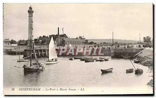 Ansichtskarte AK Ouistreham Le Port a Maree Haute Phare Bateau