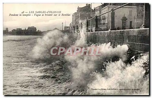 Ansichtskarte AK Les Sables D&#39Olonne Pendant la tempete Vague se brisant sur la Remblai