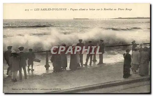 Cartes postales Les Sables D'Olonne Vagues allant se briser sur la Remblai aua Phare Rouge
