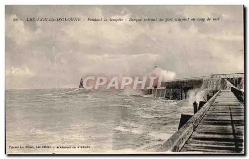 Ansichtskarte AK Les Sables D&#39Olonne Pendant la tempete Barque entrant au port essuyant un coup de mer