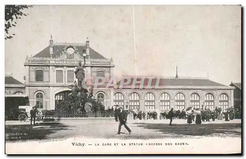 Cartes postales Vichy La Gare Et La Statue