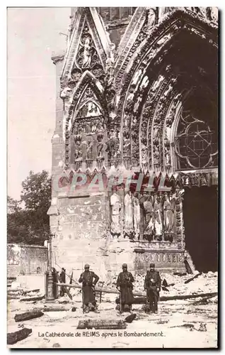 Ansichtskarte AK La Cathedrale Reims apres le Bombardement Militaria Soldats