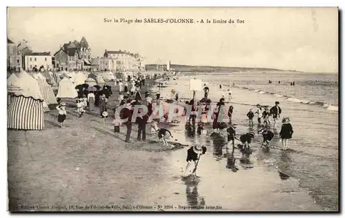 Cartes postales Sur la Plage des Sables d'Olonne A la linite du flot enfants