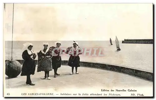 Ansichtskarte AK Les Sables D&#39Olonne Sablaises sur la Jetee attendant les Pecheurs Folklore