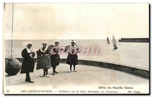 Cartes postales Les Sables D&#39Olonne Sablaises sur la Jetee attendant les Pecheurs Folklore