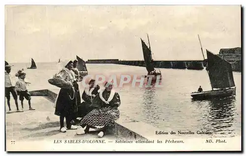 Ansichtskarte AK Les Sables D&#39Olonne Sablaises attendant les Pecheurs Folklore Costume