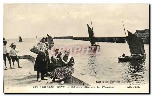 Cartes postales Les Sables D'Olonne Sablaises attendant les Pecheurs Folklore Costume
