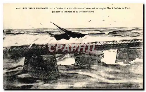 Cartes postales Les Sables D'Olonne Le Dundee la Mere Rousseau recevant un coup de mer a l'entree du port