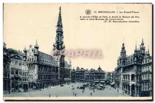 Cartes postales Bruxelles La Grand Place A Gauche l'Hotel de Ville a droite la Maison du Roi dans le Fond
