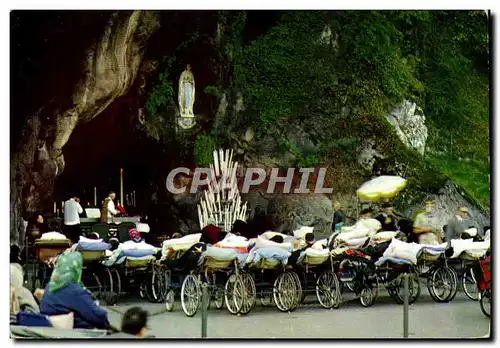 Ansichtskarte AK Lourdes Les Malades devant la Grotte The Sick before the Grotto