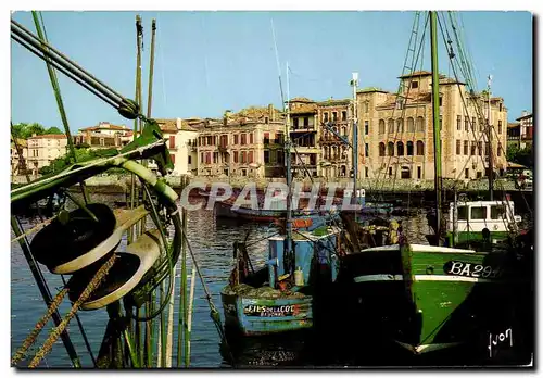 Cartes postales moderne Saint Jean De Luz Le Port de Peche En arriere plan la Maison Bateaux