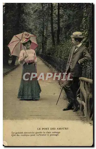 Cartes postales Le Pont Des Amours Le Galant Amoureiux Guette Le Clair Corsage Femme