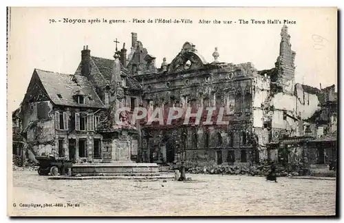 Ansichtskarte AK Noyon apres la guerre Militaria Place de l&#39hotel de ville