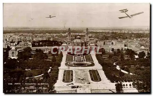 Ansichtskarte AK Paris Aeroplanes au dessus du Trocadero Avions