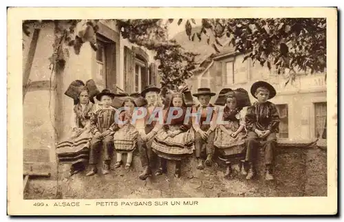 Cartes postales Alsace Petits Paysans Sur Un Mur Folklore Costume