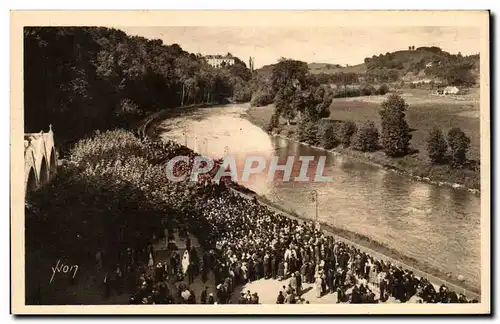 Ansichtskarte AK La Douce France Lourdes La Foule des Pelerins devant la Grotte La Gave de Pau