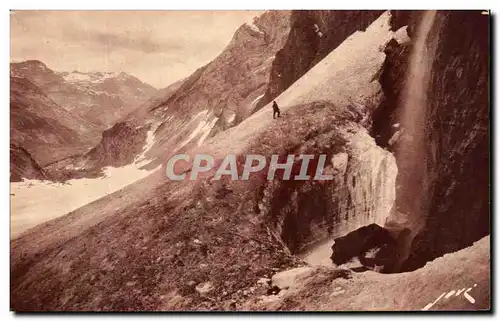 Cartes postales Toute La France Gavarnie Le Gouffre de la Cascade en hiver Au fond i&#39emtre du Cirque