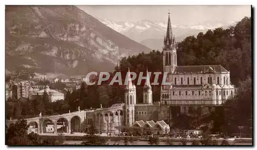 Cartes postales Lourdes La Basilique et les Montagnes