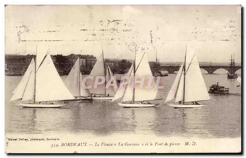 Cartes postales Bordeaux Le Fleuve La Garonne et le Pont de Pierre Bateaux