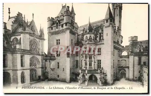 Ansichtskarte AK Pierrefonds Le Chateau l Escalier d Honneur le Donjon et la Chapelle