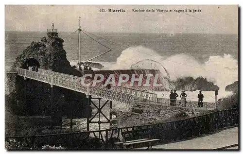 Cartes postales Biarritz Rocher de la Vierge et Vague a la Jetee