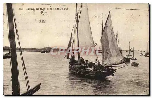 Cartes postales Bateau Mettant le Cap sur le Port